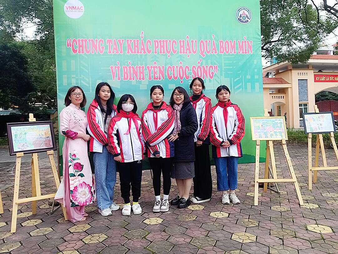 Học sinh trường THCS xã Tân Thanh nhận giải thưởng cuộc thi: “Đại sứ học đường trong khắc phục hậu quả bom mìn, vật liệu nổ do chiến tranh để lại”