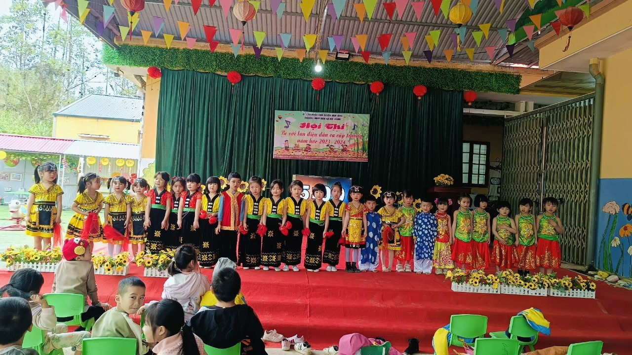 TRƯỜNG MẦM NON XÃ HỘI HOAN TỔ CHỨC HỘI THI "BÉ VỚI LÀN ĐIỆU DÂN CA" CẤP CẤP TRƯỜNG NĂM HỌC 2023-2024
