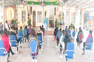 Trường mầm non thị trấn Na Sầm tổ chức tập huấn diễn tập cách xử lý tình huống khi có F0 tại đơn vị, cách mặc đồ bảo hộ và cách test nhanh bằng kit test nhanh covid-19