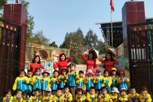 Trường Mầm Non xã Họi Hoan tổ chức cho trẻ trải nghiệm thăm quan cánh đồng lúa chín