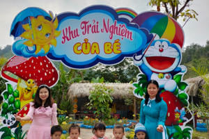 Hưởng ứng "Tuần lễ áo dài" và kỷ niệm 113 năm ngày Quốc tế phụ nữ 8/3