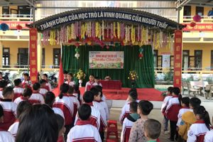 SINH HOẠT DƯỚI CỜ CHỦ ĐIỂM “CÔ VÀ MẸ”
